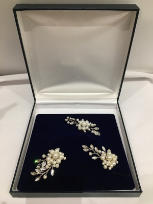 pearl-hair-clips-for-brides-at-Hair-by-Vasari-in-Newcastle